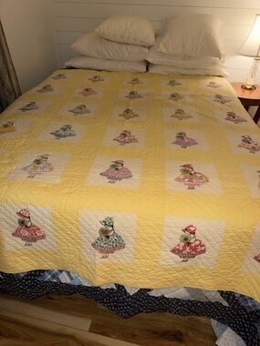Vintage Handmade Sunbonnet Sue Quilt. Pristine Condition. 66in x78in